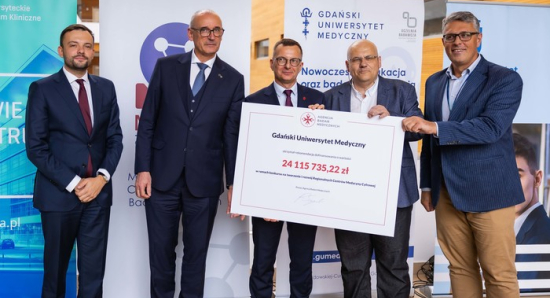 Przekazanie symbolicznego czeku od ABM dla GUMed