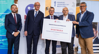 Przekazanie symbolicznego czeku od ABM dla GUMed